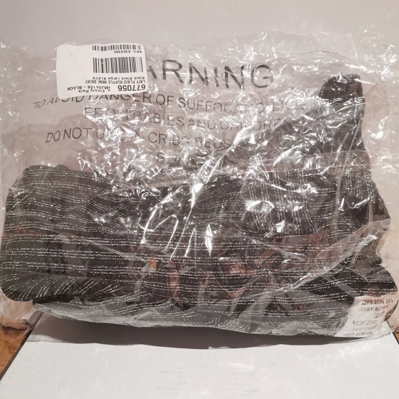 Black Ruffle mini skirt - Picture 4 of 4